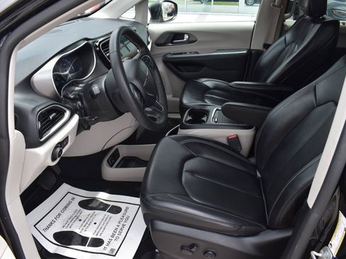 Used 2023 Chrysler Pacifica Touring-L FWD image 23