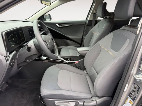 Used 2024 Kia Niro LX image 9