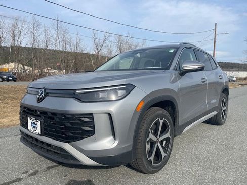 New 2025 Volkswagen Tiguan SE image 1