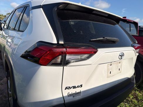 Used 2019 Toyota RAV4 LE FWD image 8