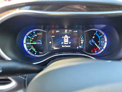 Used 2023 Chrysler Pacifica Limited FWD image 18