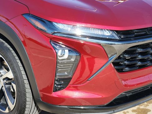 Used 2024 Chevrolet Trax RS image 11