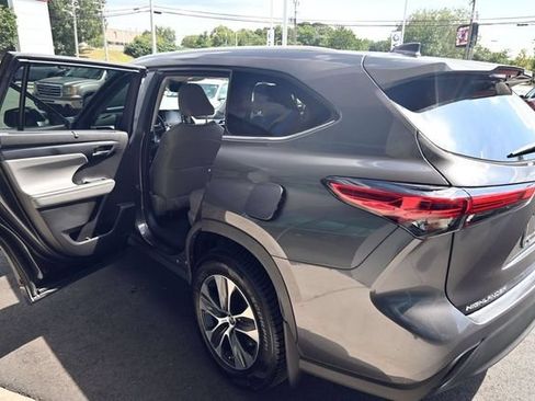 Used 2022 Toyota Highlander XLE AWD/4WD image 38