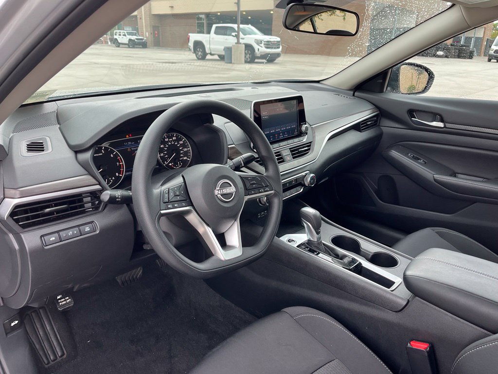 Used 2025 Nissan Altima 2.5 SV FWD image 12