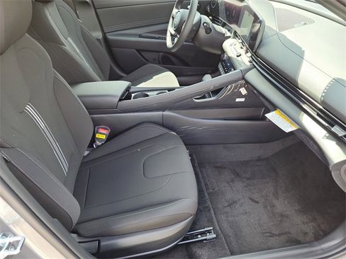 New 2025 Hyundai Elantra SEL image 8