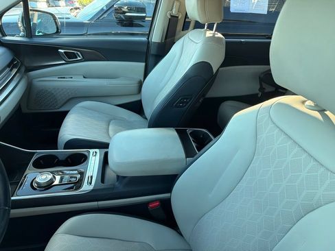 Used 2025 Kia Carnival SX w/ SX Dark Edition Package FWD image 8