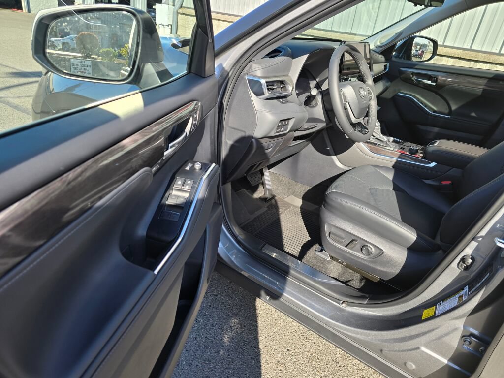 New 2026 Toyota Highlander Platinum AWD/4WD image 14