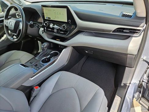 Used 2023 Toyota Highlander Limited FWD image 22