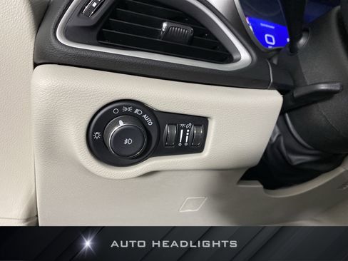 Used 2024 Chrysler Pacifica Touring-L image 24