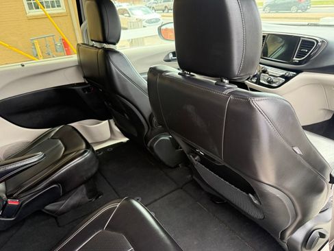 Used 2023 Chrysler Pacifica Touring-L FWD image 23