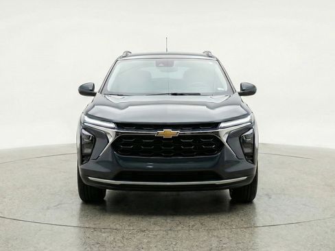 Used 2025 Chevrolet Trax LT w/ LT Convenience Package image 2