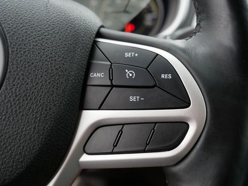 Used 2018 Jeep Cherokee Latitude Plus w/ Cold Weather Group AWD/4WD image 29
