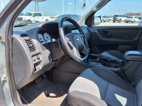 Used 2005 Ford Escape XLS image 9