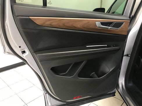 Used 2025 Volkswagen Atlas SE FWD image 8