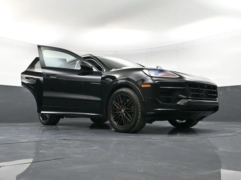 Certified 2025 Porsche Cayenne GTS image 38