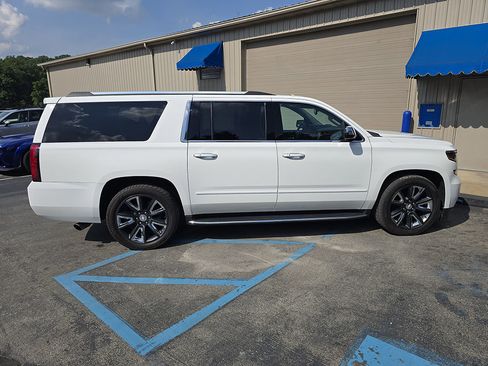 Used 2020 Chevrolet Suburban Premier AWD/4WD image 7
