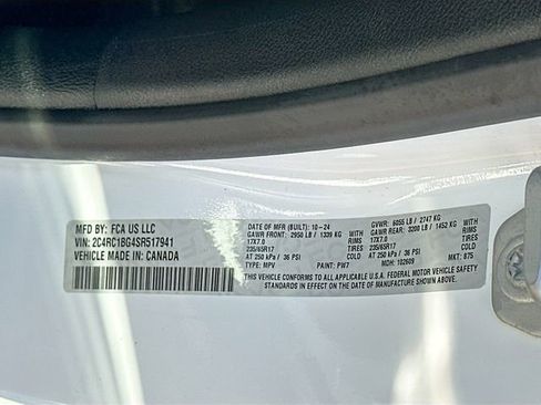 Used 2025 Chrysler Pacifica Select image 32