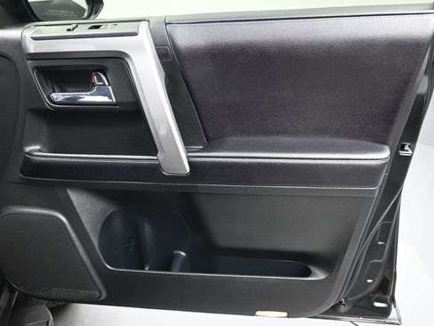 Used 2017 Toyota 4Runner SR5 AWD/4WD image 23