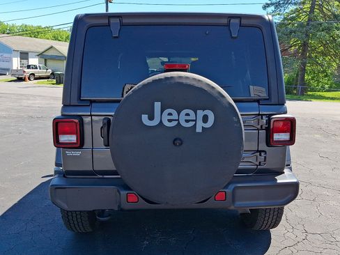 Used 2022 Jeep Wrangler Unlimited Sahara w/ Cold Weather Group AWD/4WD image 5