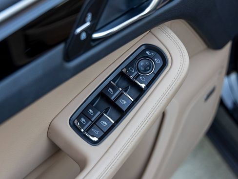 Used 2021 Porsche Macan image 23