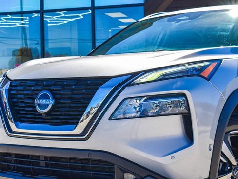 Used 2022 Nissan Rogue SL w/ SL Premium Package image 2