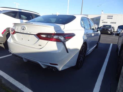Used 2024 Toyota Camry SE image 4