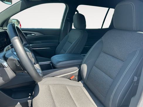 Used 2025 Chevrolet Traverse LT image 9