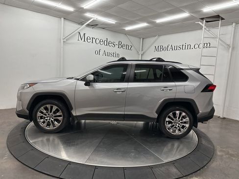 Used 2021 Toyota RAV4 XLE Premium image 4