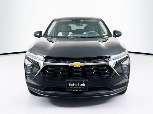 Used 2025 Chevrolet Trax LS FWD image 2