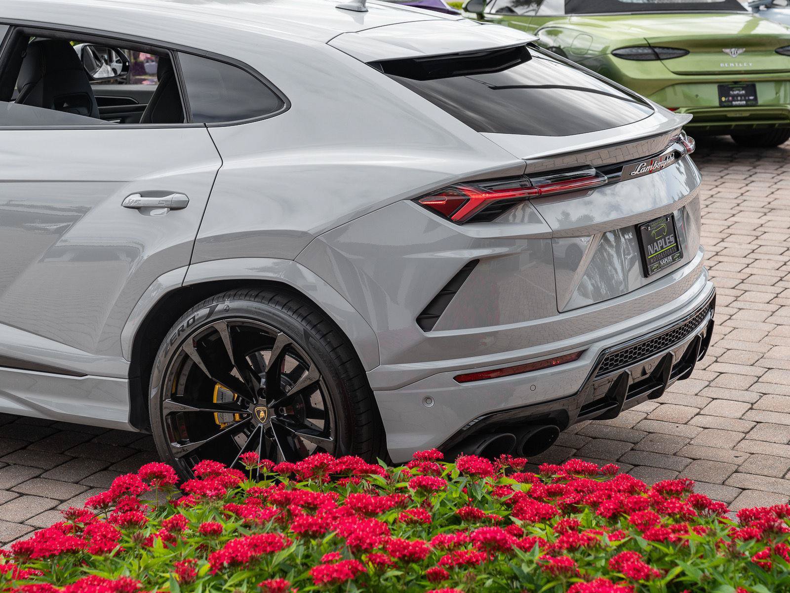 Used 2022 Lamborghini Urus AWD/4WD image 23