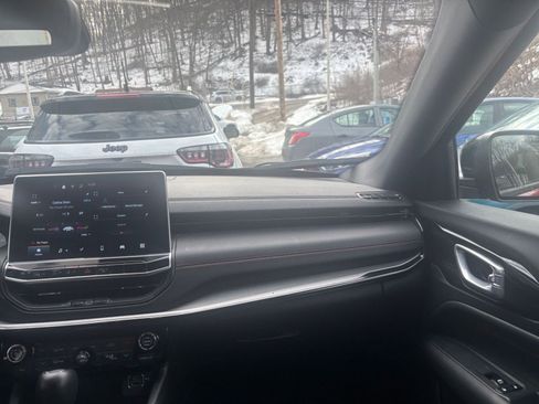 Used 2025 Jeep Compass Trailhawk image 35