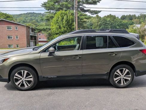 Used 2018 Subaru Outback 3.6R Limited AWD/4WD image 2