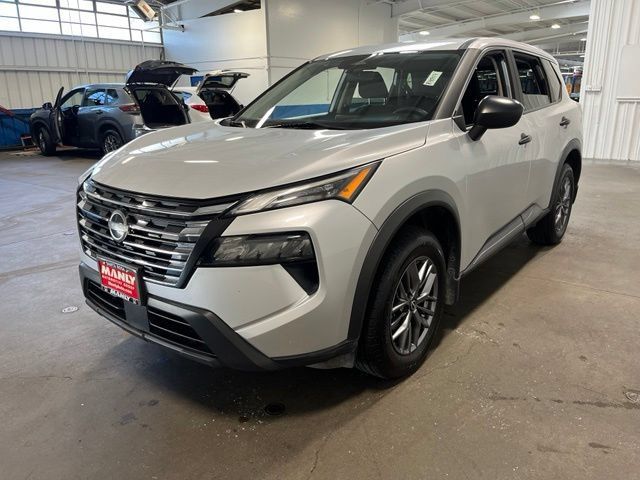 Used 2024 Nissan Rogue S AWD/4WD image 7