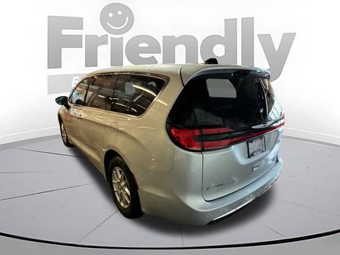 Used 2024 Chrysler Pacifica Touring-L FWD image 8
