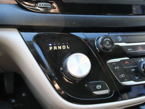 Used 2020 Chrysler Voyager Lxi image 17