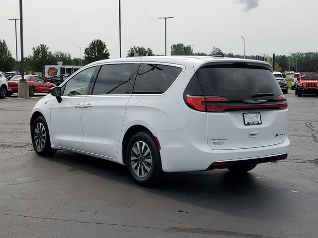 Used 2024 Chrysler Pacifica Limited FWD image 4