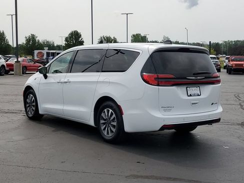 Used 2024 Chrysler Pacifica Limited FWD image 4