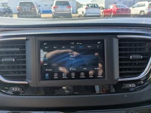 Used 2018 Chrysler Pacifica Touring-L image 9