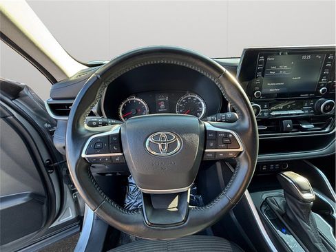 Used 2022 Toyota Highlander LE image 21