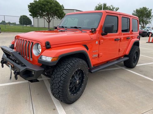 Used 2018 Jeep Wrangler Unlimited Sahara AWD/4WD image 2