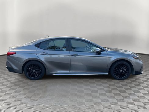 Used 2025 Toyota Camry SE image 4