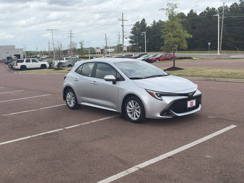Used 2025 Toyota Corolla SE image 3