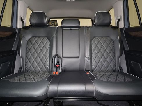 Used 2025 Volkswagen Atlas SEL Premium R-Line image 31