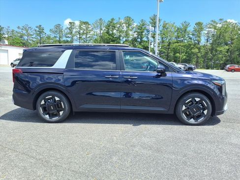 New 2026 Kia Carnival EX FWD image 3