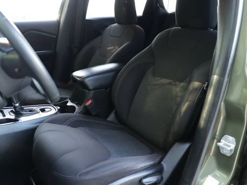 Used 2019 Jeep Cherokee Latitude w/ Popular Appearance Group FWD image 20