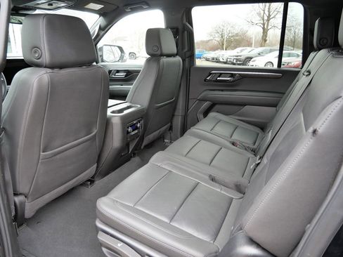 Used 2025 Chevrolet Suburban Z71 AWD/4WD image 29
