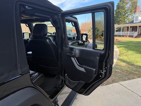Used 2015 Jeep Wrangler Unlimited Rubicon w/ Dual Top Group AWD/4WD image 65