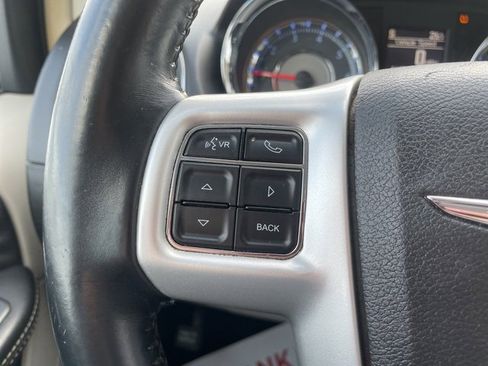 Used 2014 Chrysler Town & Country Touring image 23