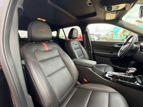 Used 2025 Chevrolet Trax RS w/ Sunroof Package FWD image 19