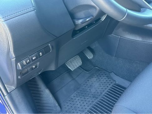 Used 2024 Toyota Corolla Cross SE image 34